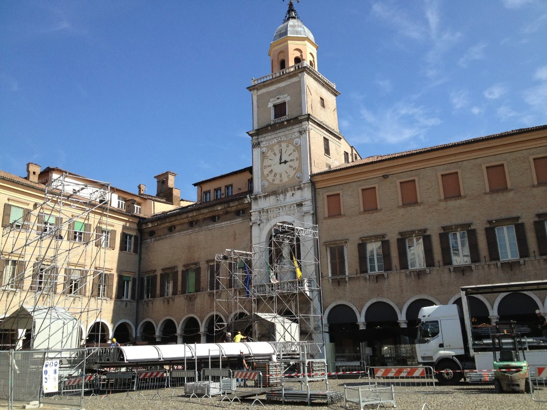 Allestimento palco in piazza